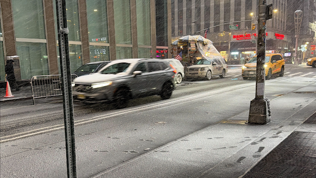 Snow starting to stick in Midtown Manhattan as historic blizzard ramps up