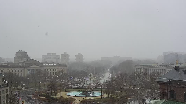 Snow flying in Philadelphia as nor'easter ramps up