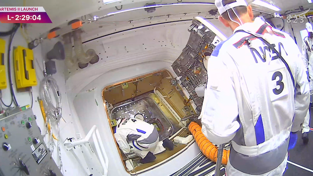 Orion hatch checks verified for airtight integrity ahead of launch