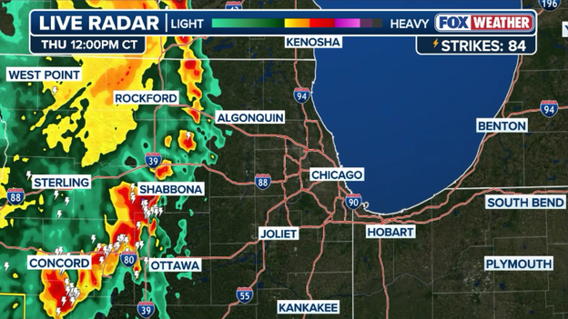 Strong storms closing in on Chicago's Magnificent Mile