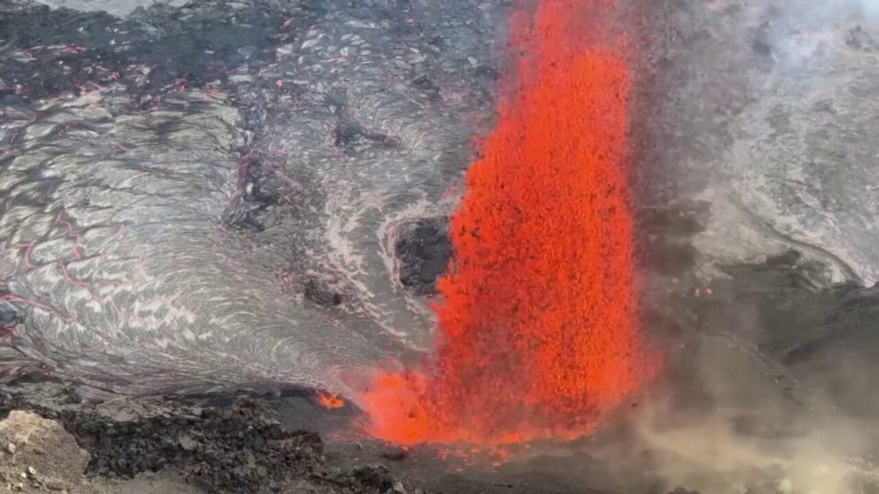 世界で最も活発な火山の1つの噴火は、ハワイの大きな島で聴衆を魅了し続けています。 （2025年1月からのビデオ）