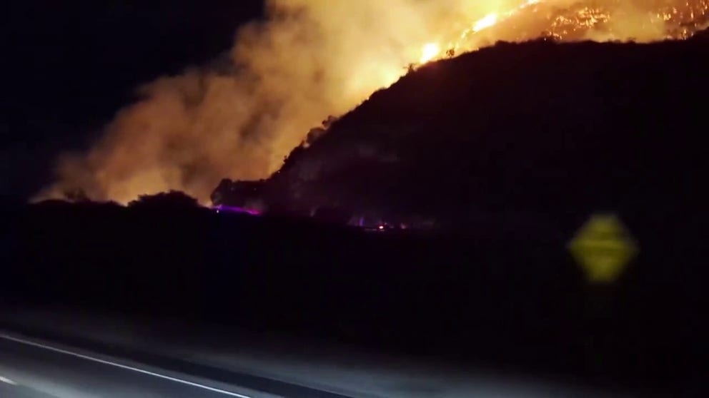 カリフォルニア州消防局によると、ライラック火災は火曜日の夜、カリフォルニア州ボンソールの旧ハイウェイ395号線付近で発生した。 (ビデオクレジット: @robmascorro/X)