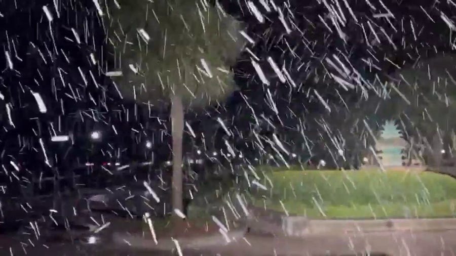 Heavy Snow begins to fall in Charleston, South Carolina