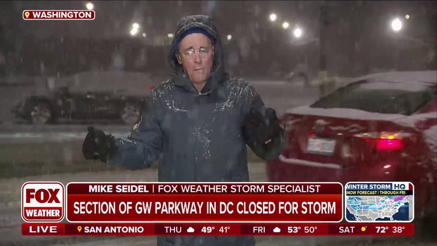 Heavy snow falls in the heart of Washington, D.C.