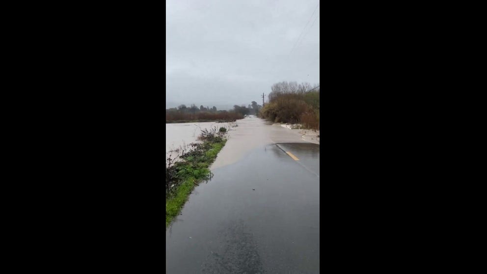 Part of the Paulsen Road in Santa Cruz County, California, was closed due to flooding by an atmospheric flow (video loan: @chpscrz/x).