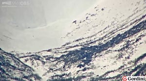 Snowboarder outraces an avalanche in Tuckerman's Ravine