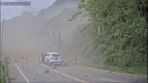 1 injured after boulders tumbled toward motorcyclist, drivers in Taiwan