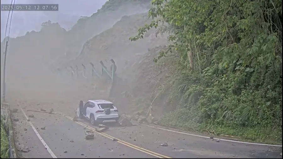 1 injured after boulders tumbled toward motorcyclist, drivers in Taiwan