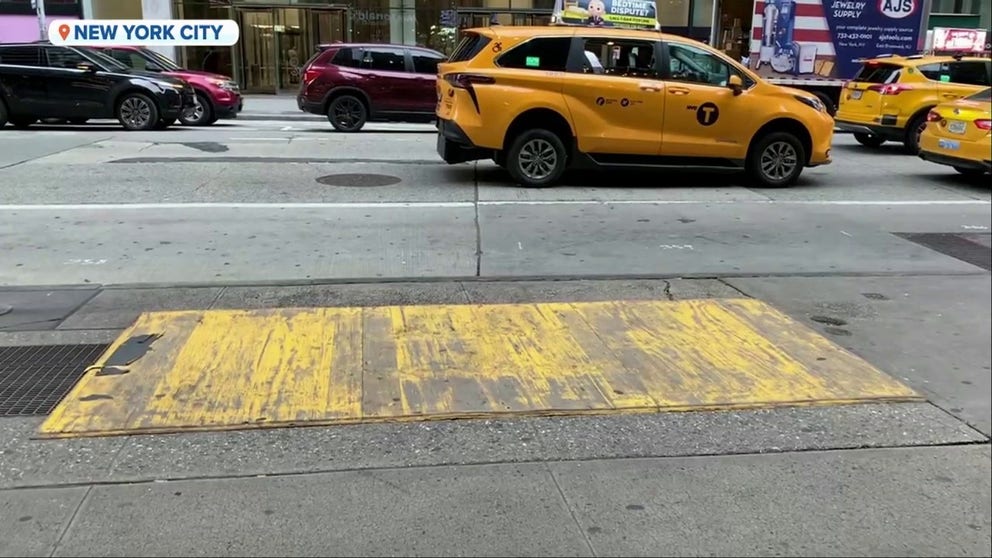 Los equipos de MTA colocaron cubiertas de zanjas amarillas sobre rejillas ventiladas en las calles, en un intento de evitar que el agua ingrese al metro. La Gran Manzana está en lo peor del jueves, con fuertes lluvias y fuertes vientos.