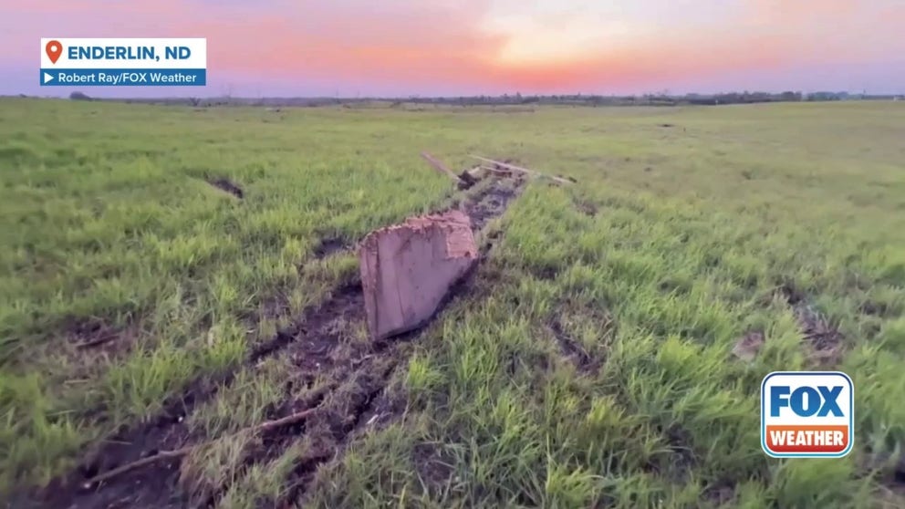 Un video compartido por el corresponsal de Fox Weather Robert Ray muestra un daño extenso que quedó después de un tornado mortal atravesado en Enderlin, Dakota del Norte, ya que la región fue devastada por un derecho.