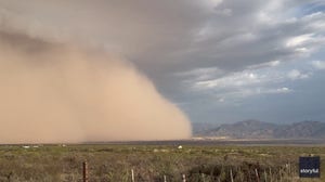 A large haboob dwarfs the Dragoon Mountains amid a dust storm