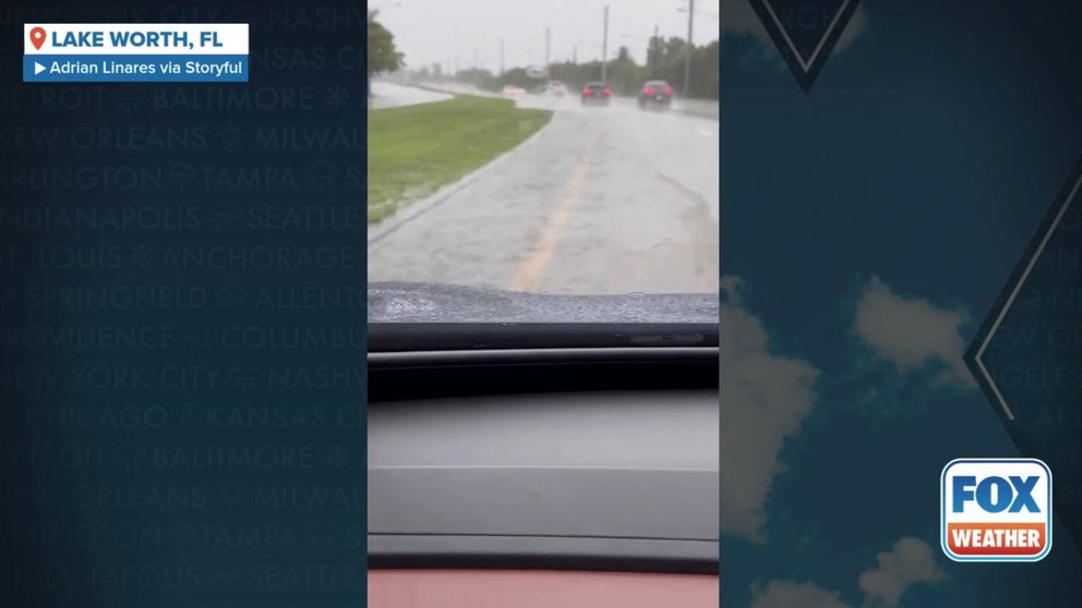 Un video grabado en Lake Worth, Florida, muestra carreteras inundadas después de fuertes lluvias el martes 22 de julio de 2025.