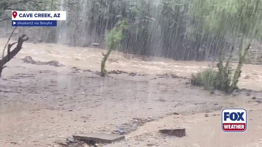 Arizona floods shut down roads