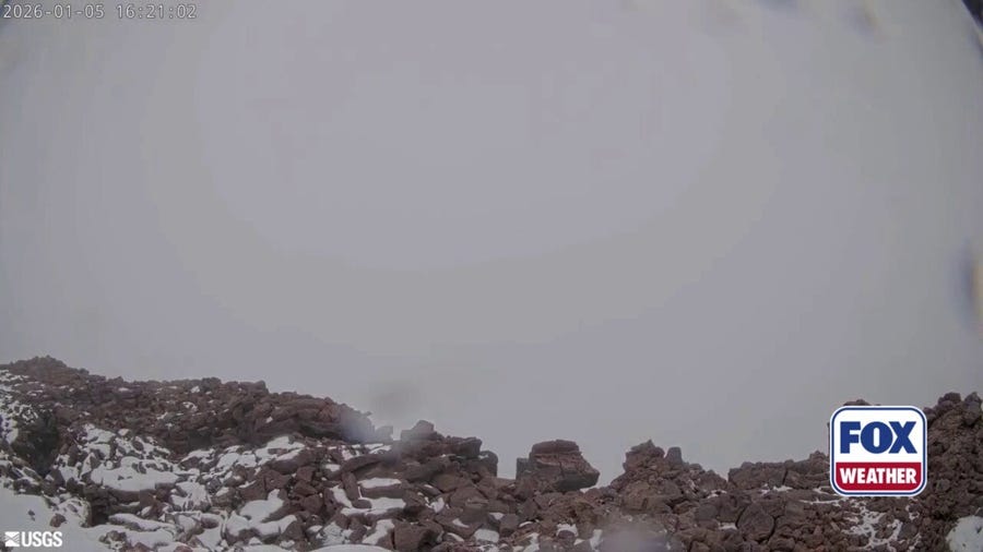 Timelapse shows snow across Hawaii's Mauna Loa volcano