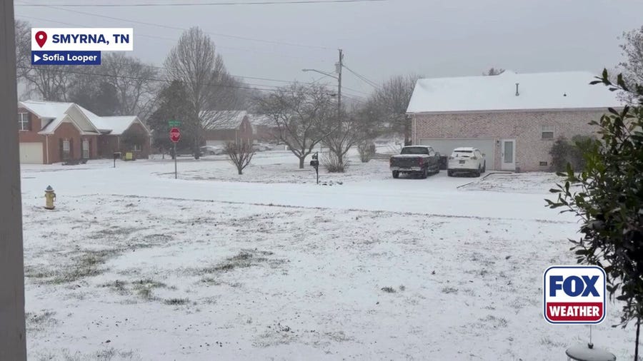 Moderate snowfall blankets a Tennessee neighborhood