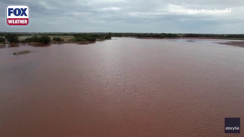 ⚠️ 🌧️ FLOOD HAVOC: Intense severe storms in Foss, Oklahoma, brought heavy rain to the region, transforming the landscape into a swamp-like state due to intense flooding.