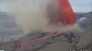 Gushing lava from the 44th eruption of the Mount Kīlauea volcano