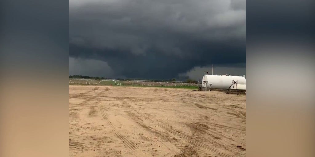 Wedge tornado spotted north of Leesburg, Latest Weather Clips