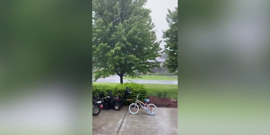 Tornado sirens go off in Bloomingdale, Illinois Latest Weather Clips