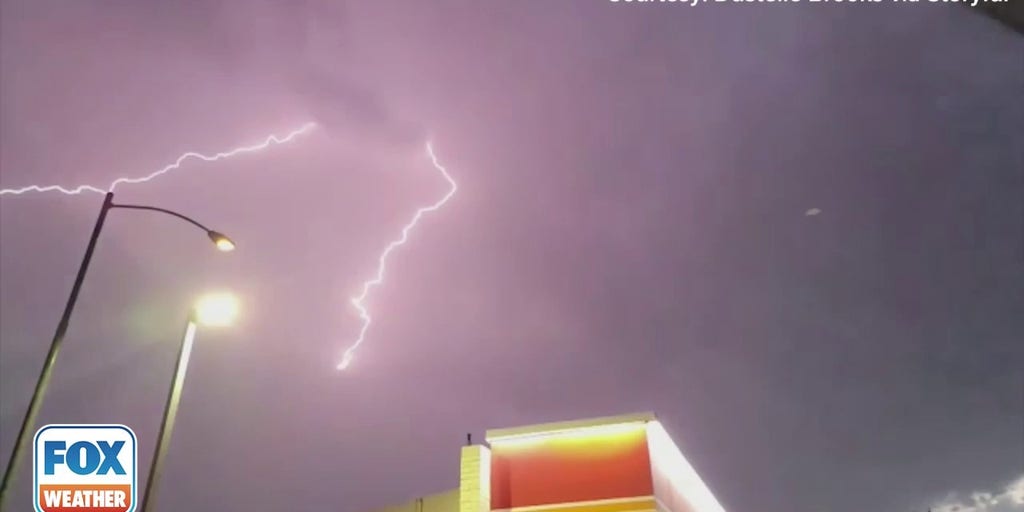 Lightning flashes across night sky over Case Grande, Arizona | Latest ...