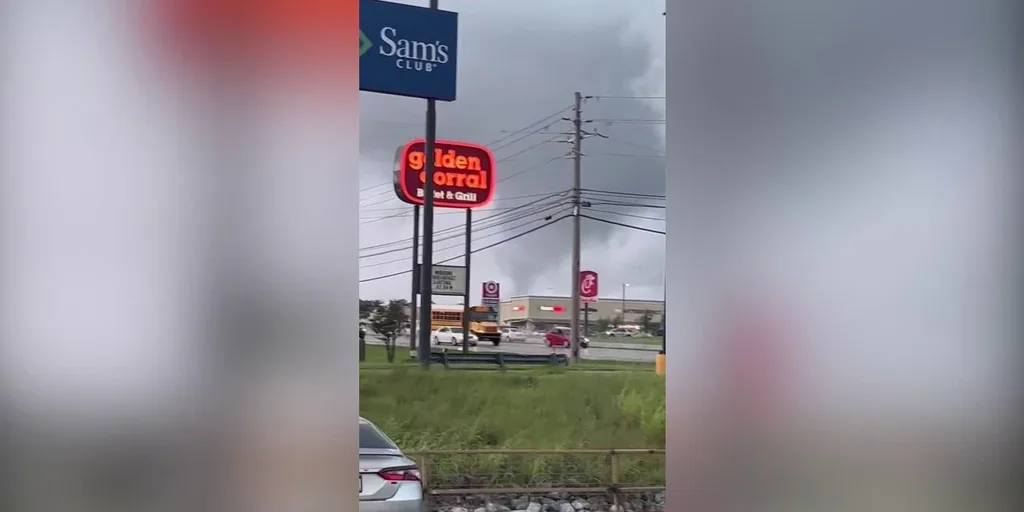 Watch Possible tornado spotted near Hattiesburg, Mississippi Latest
