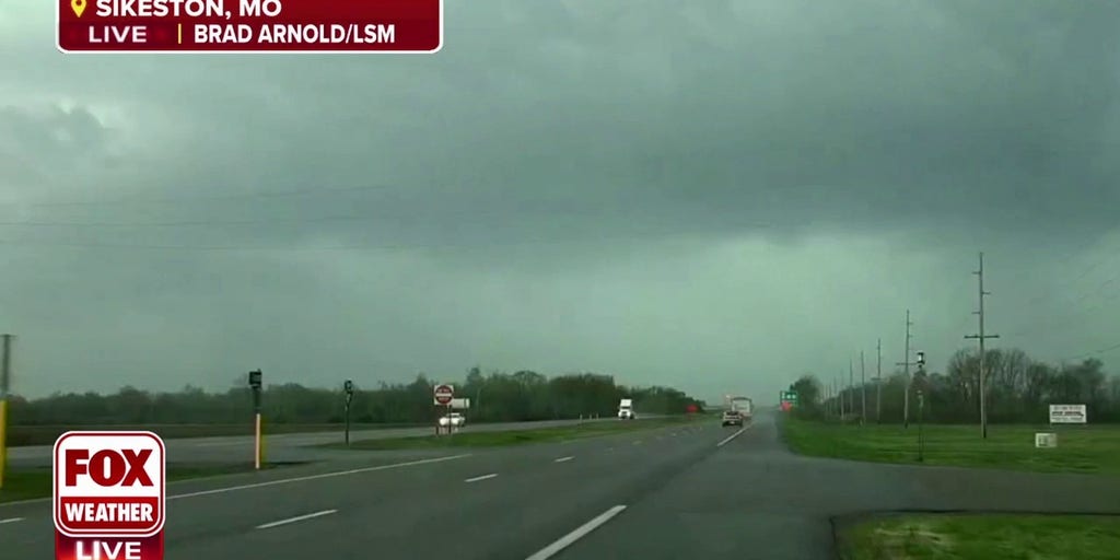 Storm tracker describes scene in Sikeston, MO as he chases storms