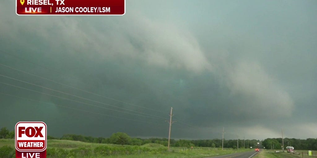 Storm tracker captures large wall cloud in Texas Latest Weather Clips