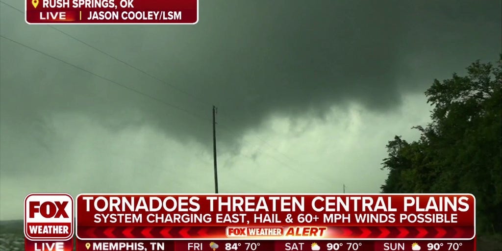 'This storm is starting to really gain in strength' Wall cloud spotted