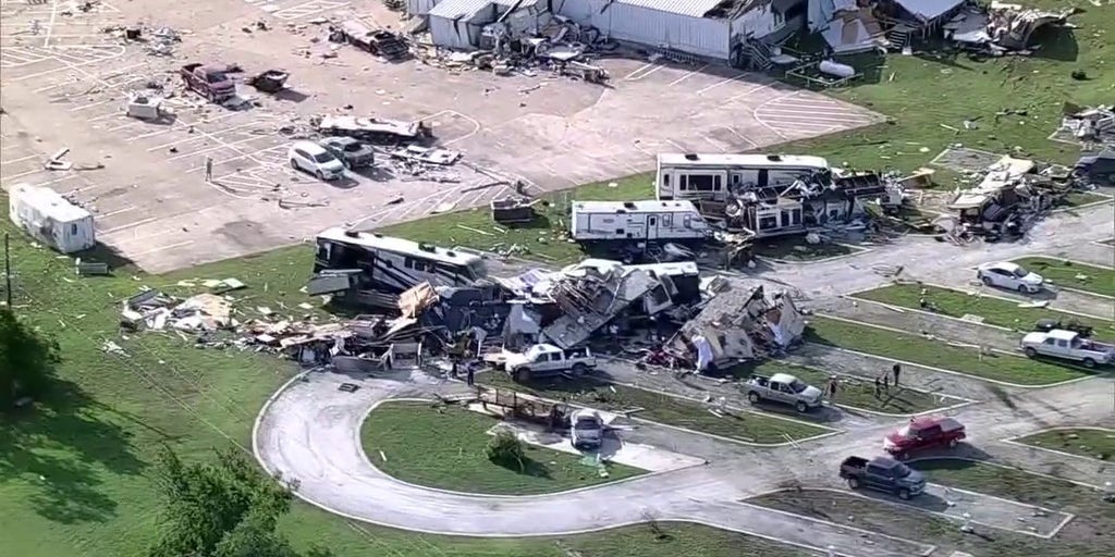 Massive holiday cleanup around crowded Texas lake after possible ...