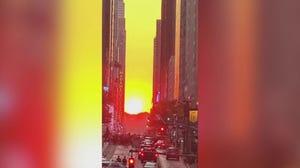 Crowds gather in NYC to witness Manhattanhenge sunset