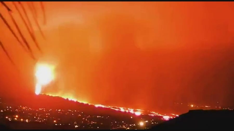 Cumbre Vieja volcano creates lightning at night
