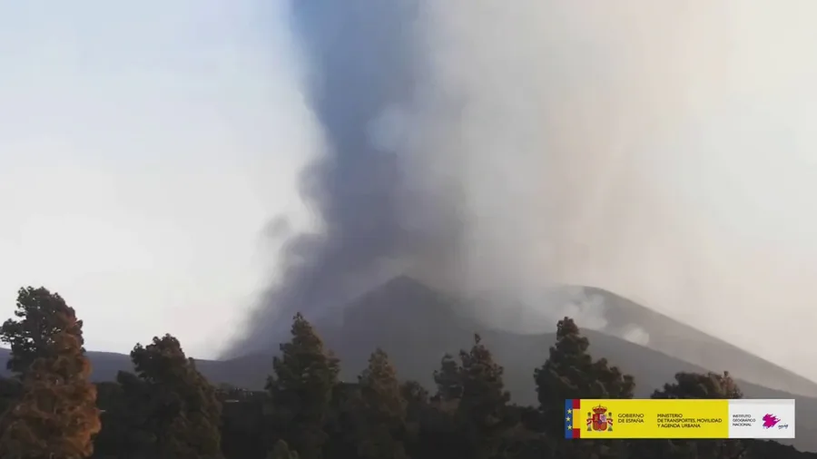 volcano lightning strike