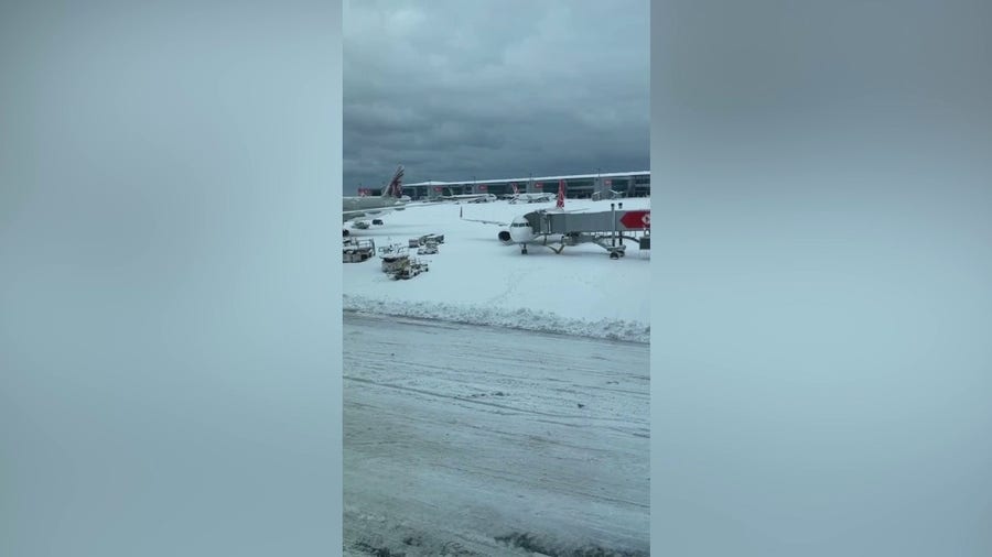 Istanbul Airport suspended flights in snowstorm