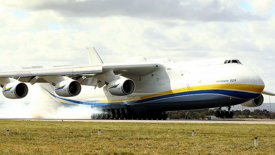 Look at the world's largest airplane