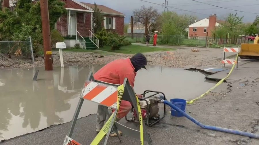 Crews pump water from sinkhole to recover car