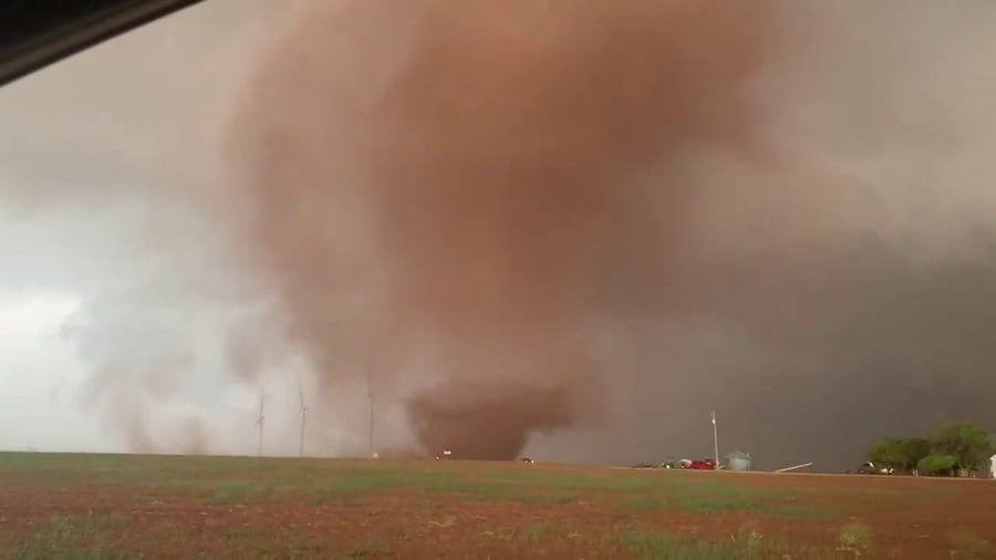 Storm chasers have close encounter with Texas tornado
