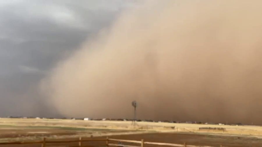 Intense dust storm closes in on Amarillo, Texas
