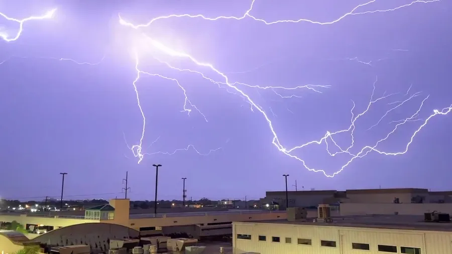 7 of our favorite lightning videos from this spring