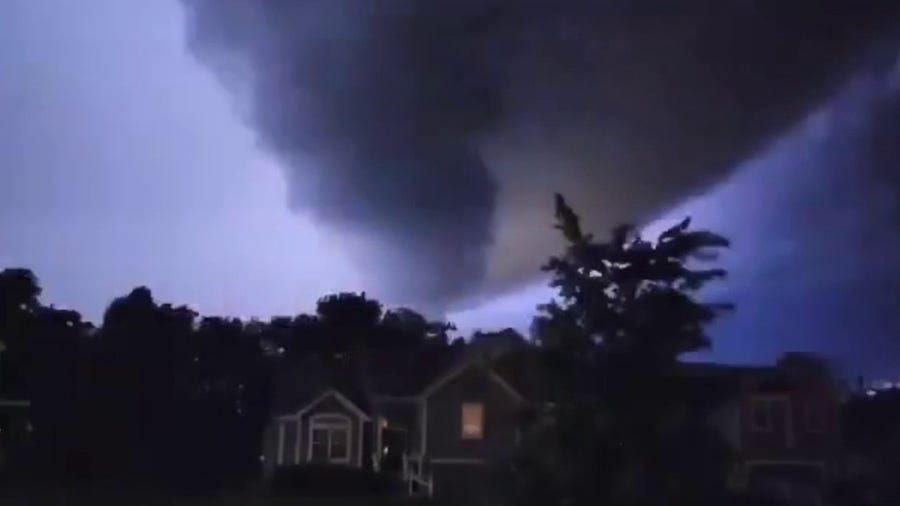 Dangerous storm rolls through Kansas City, Missouri