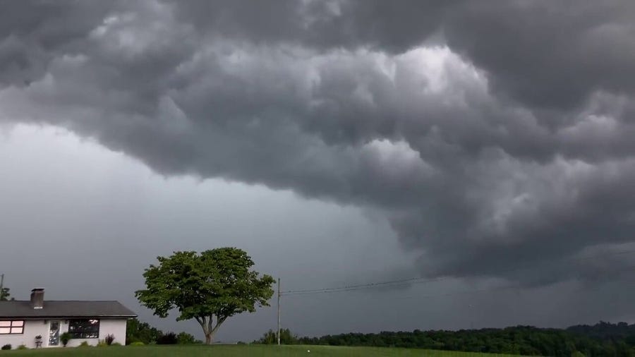Strong wind gusts in Church Hill, Tennessee amid ominous sky
