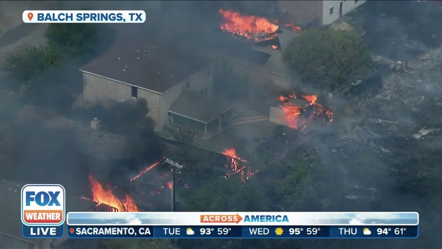 Grass fire spreads to several homes near Dallas, TX