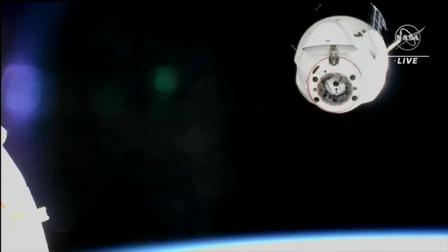 SpaceX capsule leaves space station