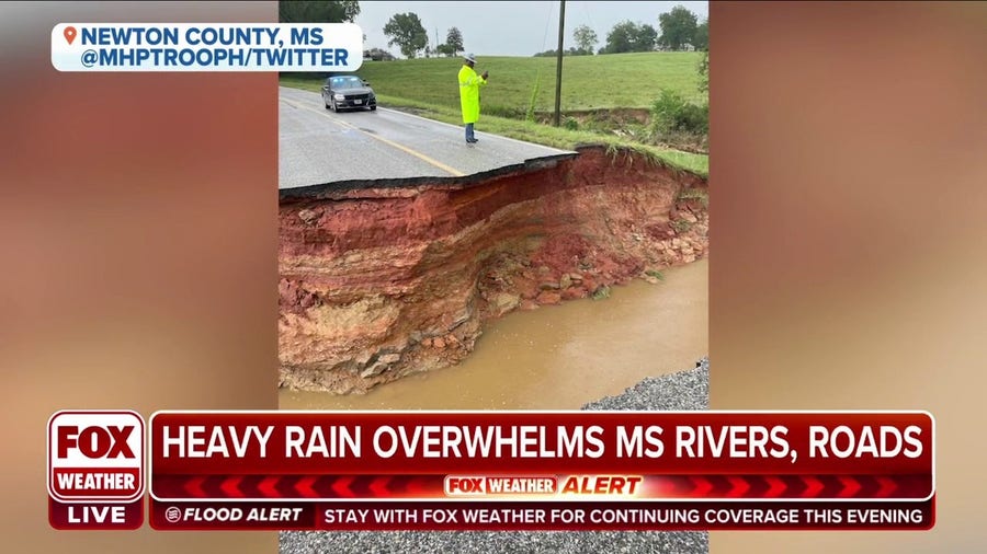 Mississippi highway washes away, vehicles stranded