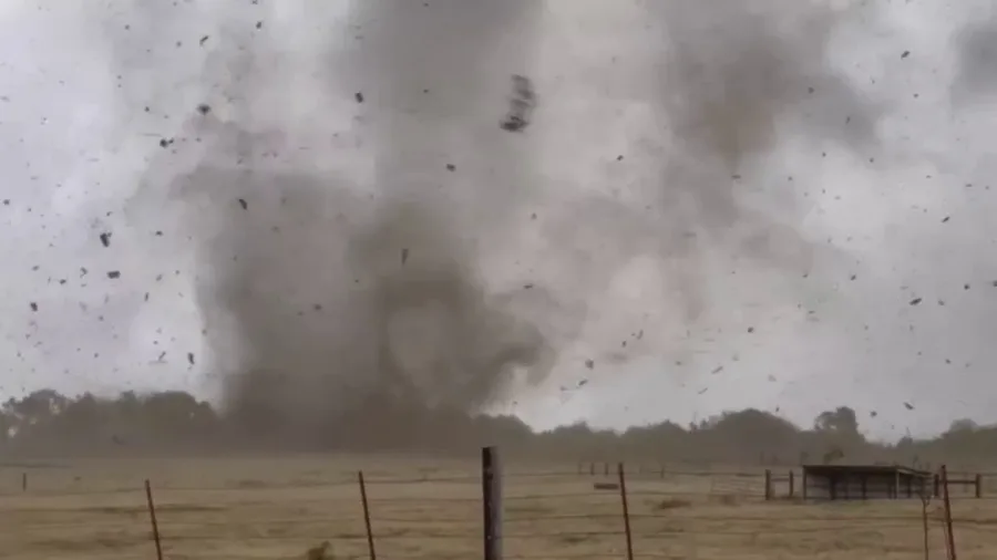 Tornado hits the ground in Miller Grove, Texas