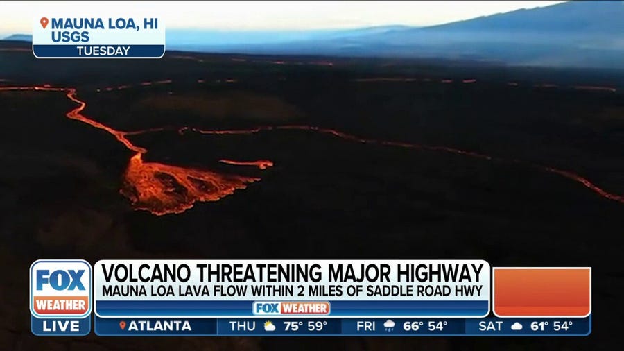 Mauna loa lava flow crawls at 20 feet per hour toward Saddle Road
