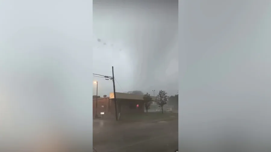 Apparent tornado in Grapevine, Texas