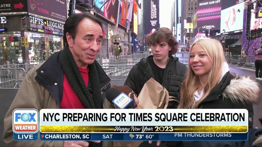 Saturday's rain not stopping New Year's Eve preps in Times Square