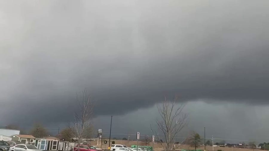 Shelf cloud looms over Tupelo, Mississippi, as severe weather hits