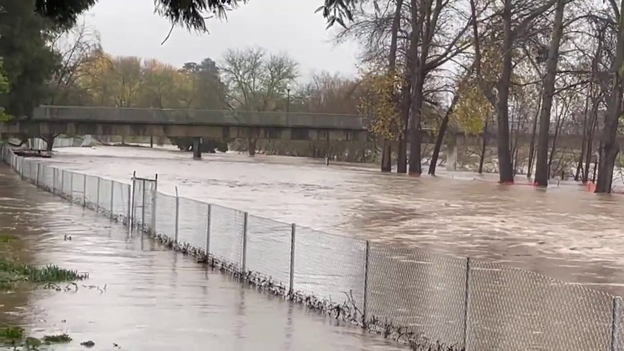 San Lorenzo River continues to flood in downtown Santa Cruz