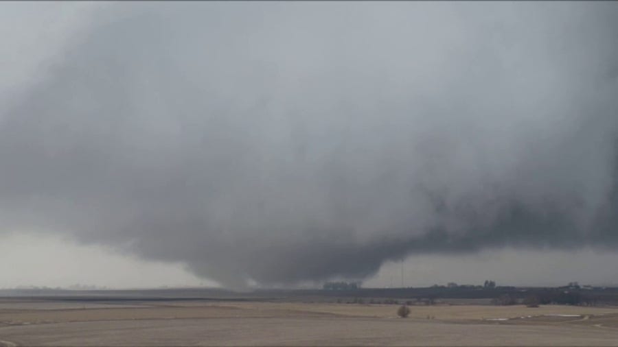 Large tornado moves through Williamsburg, Iowa